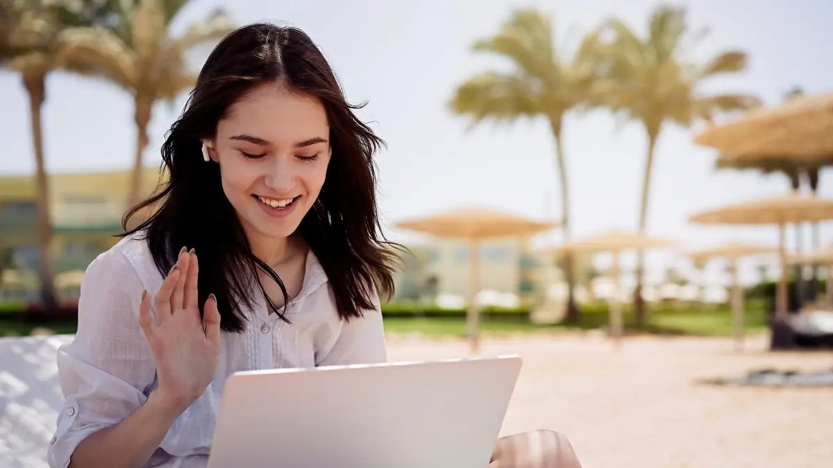 Ragazza che partecipa a corsi di inglese estivi online dal tablet durante le vacanze.