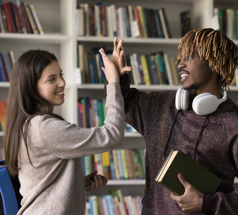 Corsi di inglese personalizzati. Due studenti soddisfatti delle lezioni e dei risultati conseguiti..