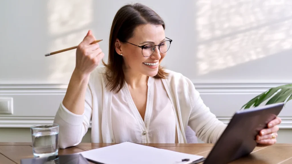Insegnante analizza i risultati del test di inglese per l'inserimento nel corso corretto
