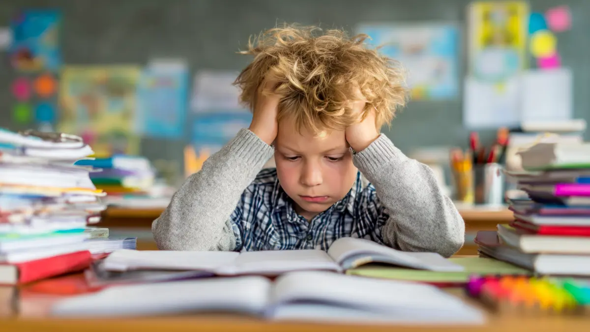 Ragazzo in confusione con i falsi amici nella traduzione italiano inglese